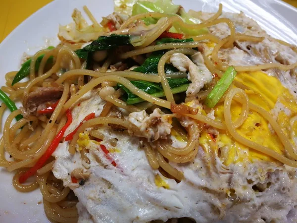 spagetti ile domuz eti ve yumurta baharatlı ve Tayland Streetfood yemek listesi-in ünlü ot soslu