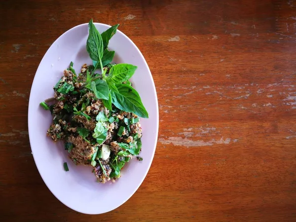 Otlar kıyılmış yayın balığı baharatlı salata