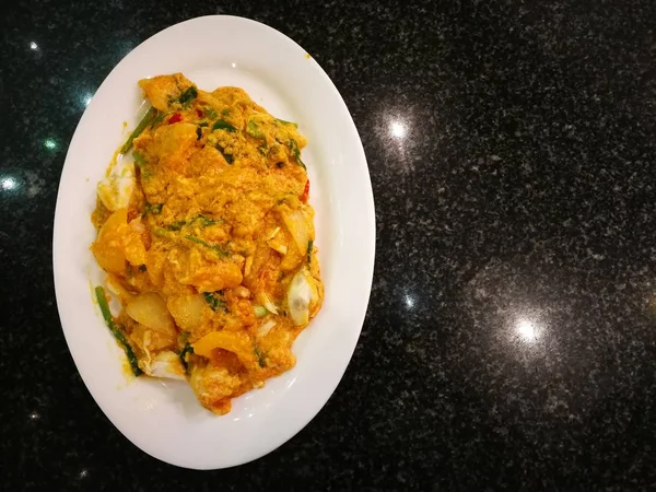 Kızarmış sarı köri yengeç veya kızartılmış yengeç toz köri karıştırın