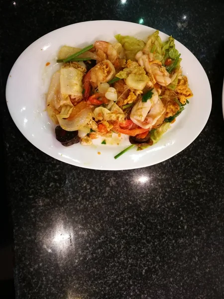 deniz ürünleri sarımsak ve sebze ile kızarmış noodle