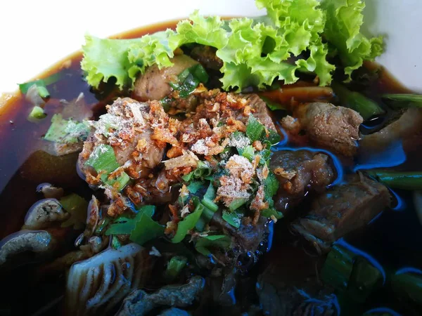 domuz eti ve fasulye ağaçları ile Tayland ot çorbası sığır