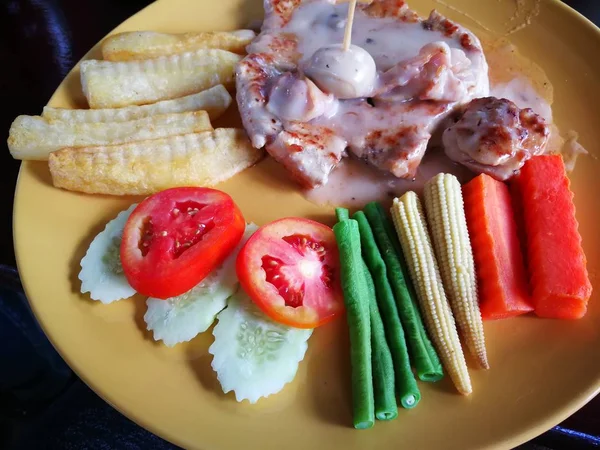 鯛魚牛肉とバター ジャガイモと野菜の揚げ焼きポーク チョップ ステーキ バーベキュー — ストック写真