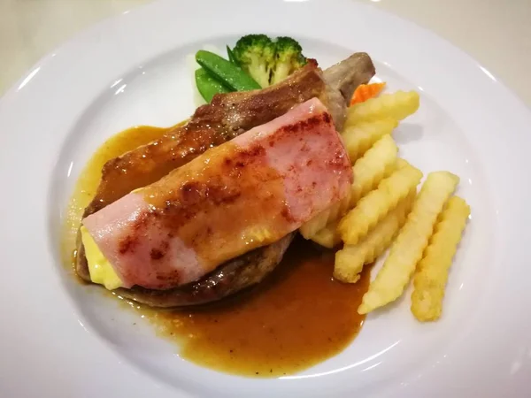 Snapper Fish Beef Pork Chop Steak Bbq Grillé Beurre Pain — Photo