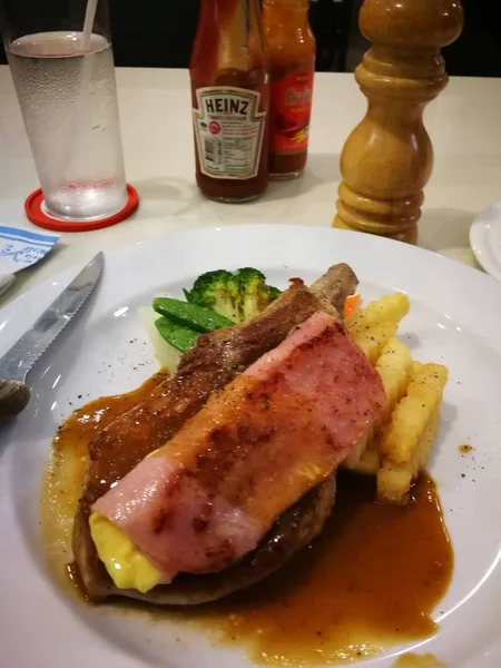 balığı balık sığır eti ve domuz eti Biftek Barbekü ile tereyağı ekmek Patates kızartma ve sebze ızgara