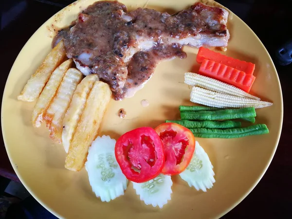 Bife de peixe e carne de porco Bife grelhado com pão de manteiga — Fotografia de Stock