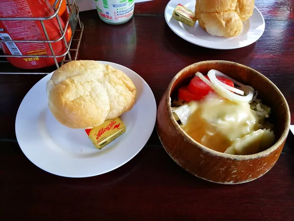 Bife de peixe e carne de porco Bife grelhado com pão de manteiga — Fotografia de Stock