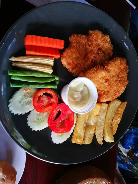 Sügér hal, marha és karaj Steak sült kenyér vaj — Stock Fotó