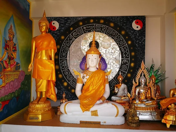 Tayland 'daki Tapınak' ta Budist pavyon heykeline ve tarihi gösterilere tapın.