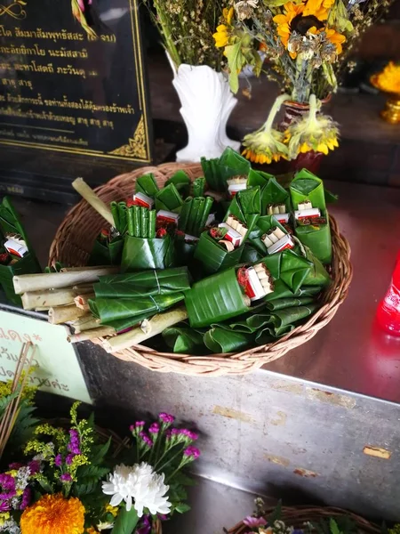 Ладан Свечи Цветы Сигареты Керамические Куклы Статуи Будды Текст Таиланда — стоковое фото