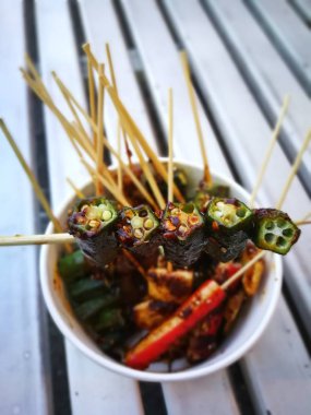 ünlü yemek ve Sichuan biber ile ızgara sebze Xishuangbanna o ünlü sokak gıda Tayland Norths baharat