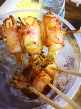 yemekler ve Sichuan biber ile ızgara sebze ünlü Xishuangbanna baharat