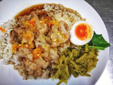 Demlenmiş Domuz eti bacak Tayland sokak yiyecek yemek listesi içinde pirinç