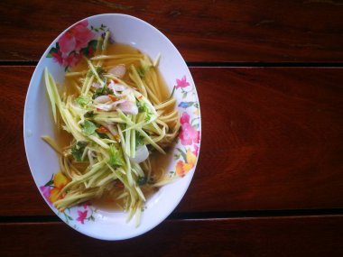 Papaya salatası kızarmış balık için 