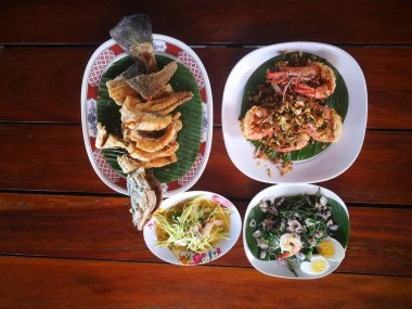 Derin kızarmış levrek balık sosu ile Tayland yemek menüsü yapıldı.