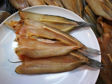 çizgili yılanbaşı balık füme kuru menü pişirme balık Tayland için