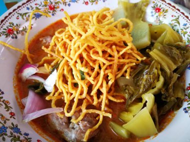 Khao Soi tarifi, şehriye çorbası Curried tavuk oldu ünlü bir menü Kuzey Tayland Gıda