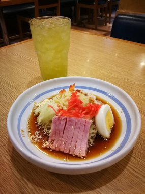 Japon şehriye ve limonata kremalı karides yumurta domuz salatalık ve zencefil