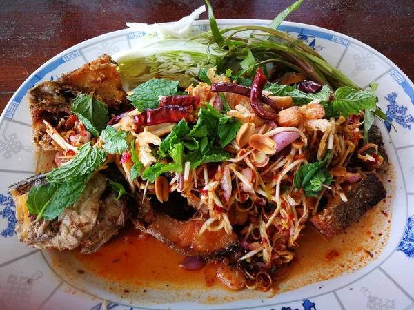 Poisson Snakehead Épicé Frit Courant Dans Jardin Dans Nourriture Thaïlandaise — Photo