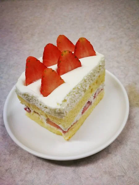 딸기는 케이크 디저트의 달콤한 케이크를 마우스 — 스톡 사진