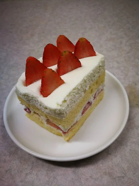 딸기는 케이크 디저트의 달콤한 케이크를 마우스 — 스톡 사진