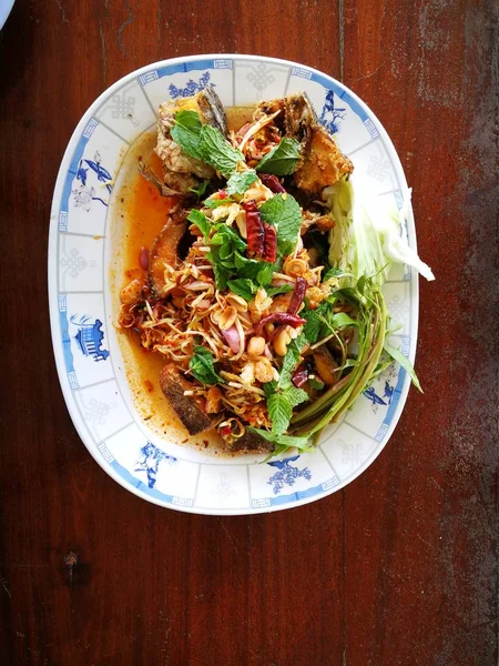 泰国菜中的油炸辣蛇鱼在花园里奔跑 — 图库照片