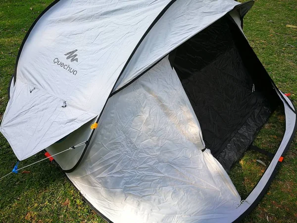 Hvitt Automatisk Telt Tilrettelagt Camping – stockfoto