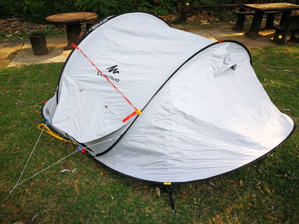 Automatyczne Biały Namiot Wygodne Dla Camping — Zdjęcie stockowe