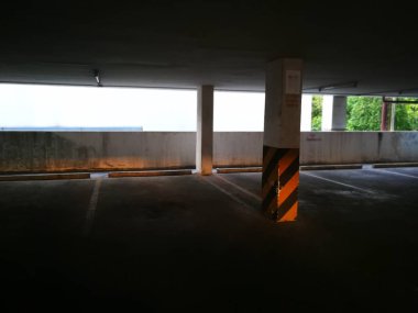 park arabaları için bir binada yalnız zaman