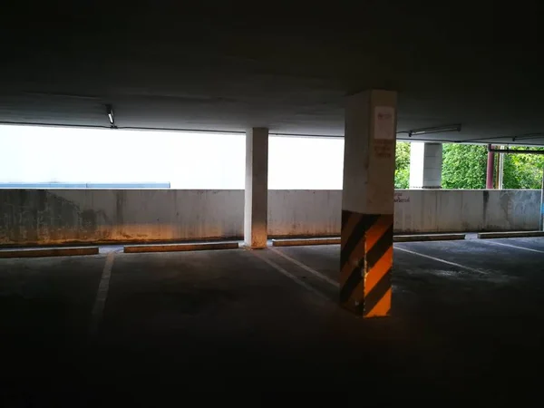 Tempo solitario in un edificio per parcheggiare le auto — Foto Stock