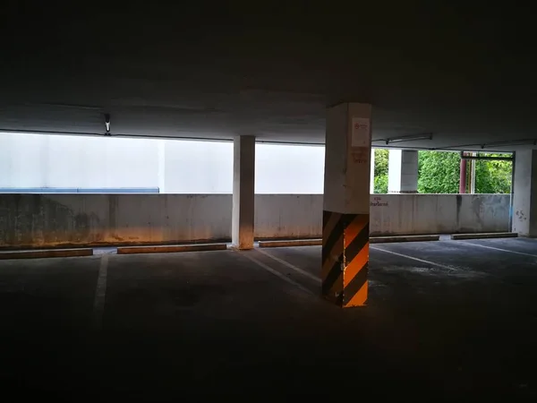 Tempo solitario in un edificio per parcheggiare le auto — Foto Stock