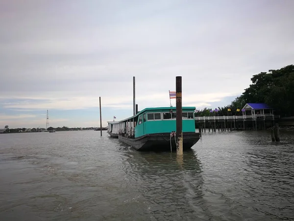 Lokale gemeenschap manier van Thailand mensen leven in de buurt van een rivier — Stockfoto