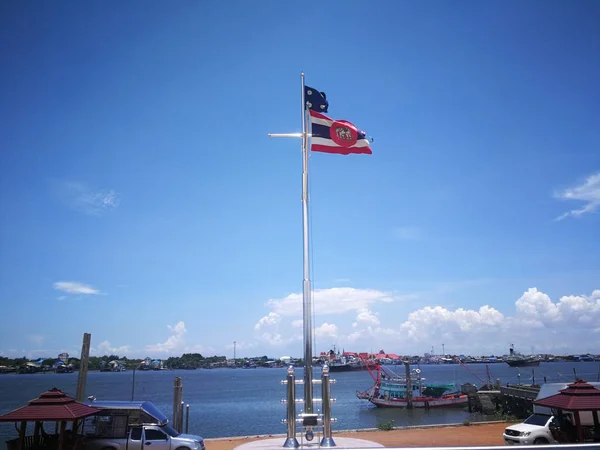 Lokale gemeenschap manier van Thailand mensen leven in de buurt van een rivier — Stockfoto