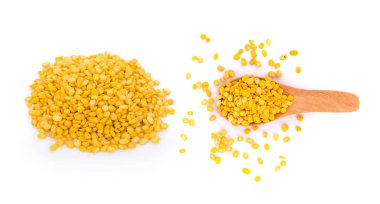 soyulmuş split mung fasulye beyaz arka plan üzerinde izole