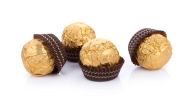 Beyaz arkaplanda çikolata topları