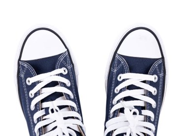 Beyaz arka plan üzerinde izole klasik beyaz spor ayakkabı