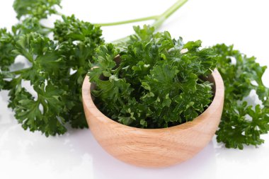 Maydanoz beyaz bir arkaplanda izole