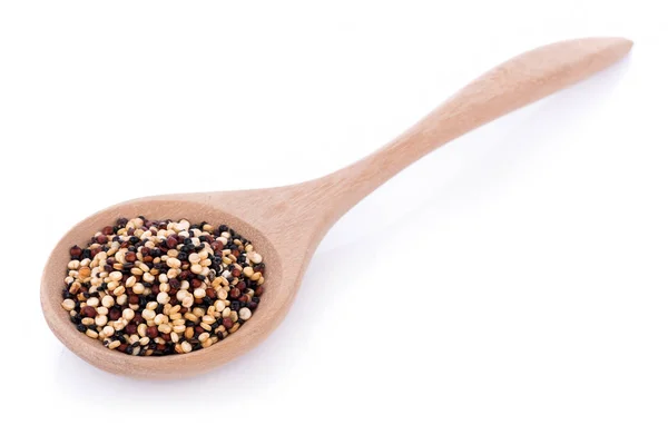 Echte Quinoa-Samen in einem Holzlöffel isoliert auf weiß — Stockfoto