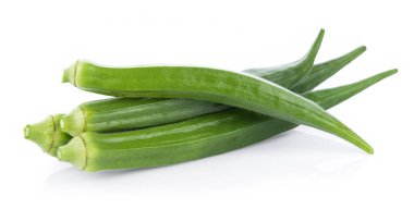 Beyaz arkaplanda izole edilmiş taze bamya