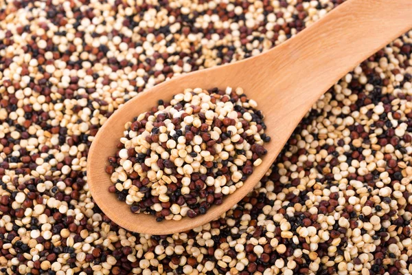 Σπόροι πραγματική quinoa σε ένα ξύλινο κουτάλι — Φωτογραφία Αρχείου