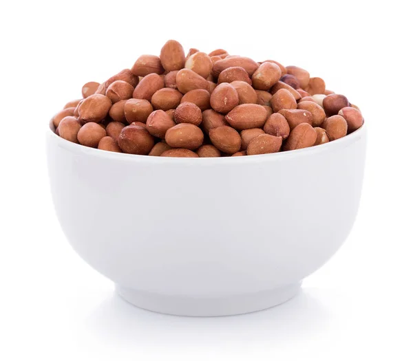 Erdnüsse in Schüssel isoliert auf weißem Hintergrund — Stockfoto