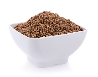 Kişniş kase beyaz arka plan üzerinde