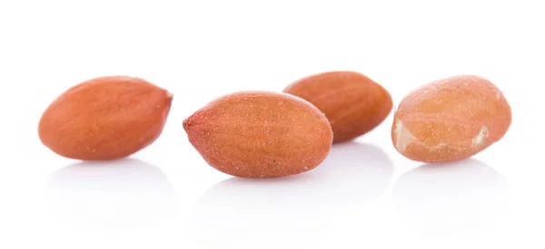 Erdnüsse isoliert auf weißem Hintergrund — Stockfoto