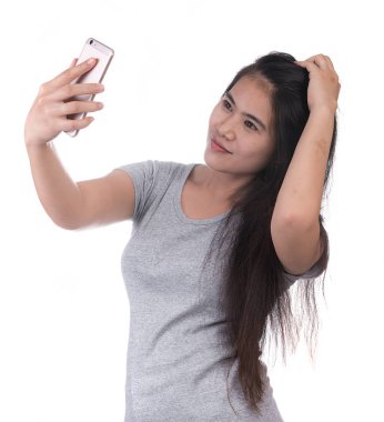 Beyaz arka planda cep telefonu kullanarak Öfkeli kadın