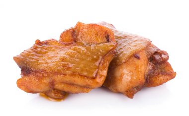 Beyaz arka planda kavrulmuş tavuk göğsü
