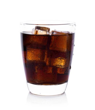 Cola cam beyaz arka plan üzerinde buz küpleri ile