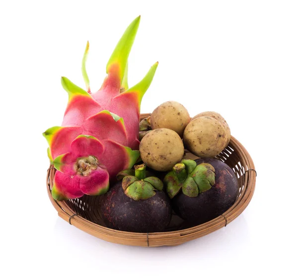 Frutta fresca su un vassoio di legno — Foto Stock