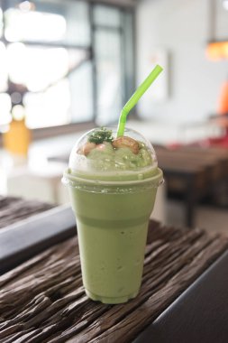 Kafede masada buzlu yeşil çay smoothie