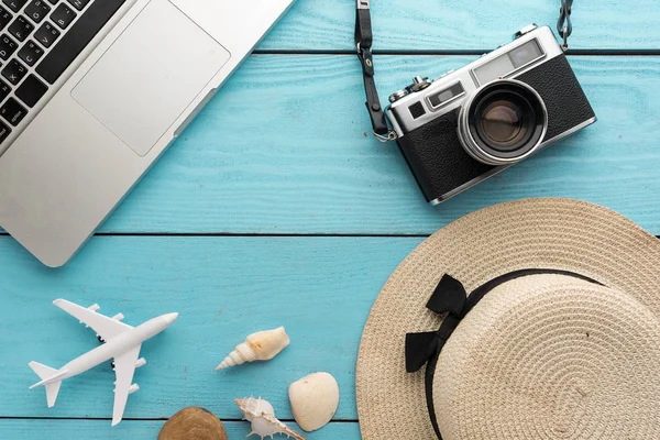 Fondo de vacaciones de verano, Viajes y artículos de vacaciones en madera t — Foto de Stock