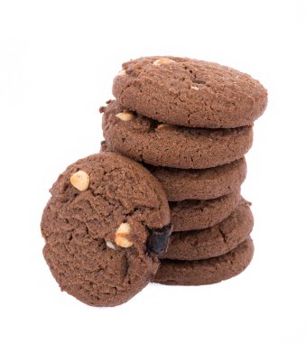 Beyaz arka planda çikolatalı kurabiye.