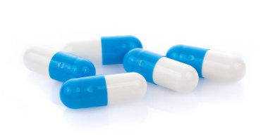 hap kapsülleri beyaz arkaplanda izole